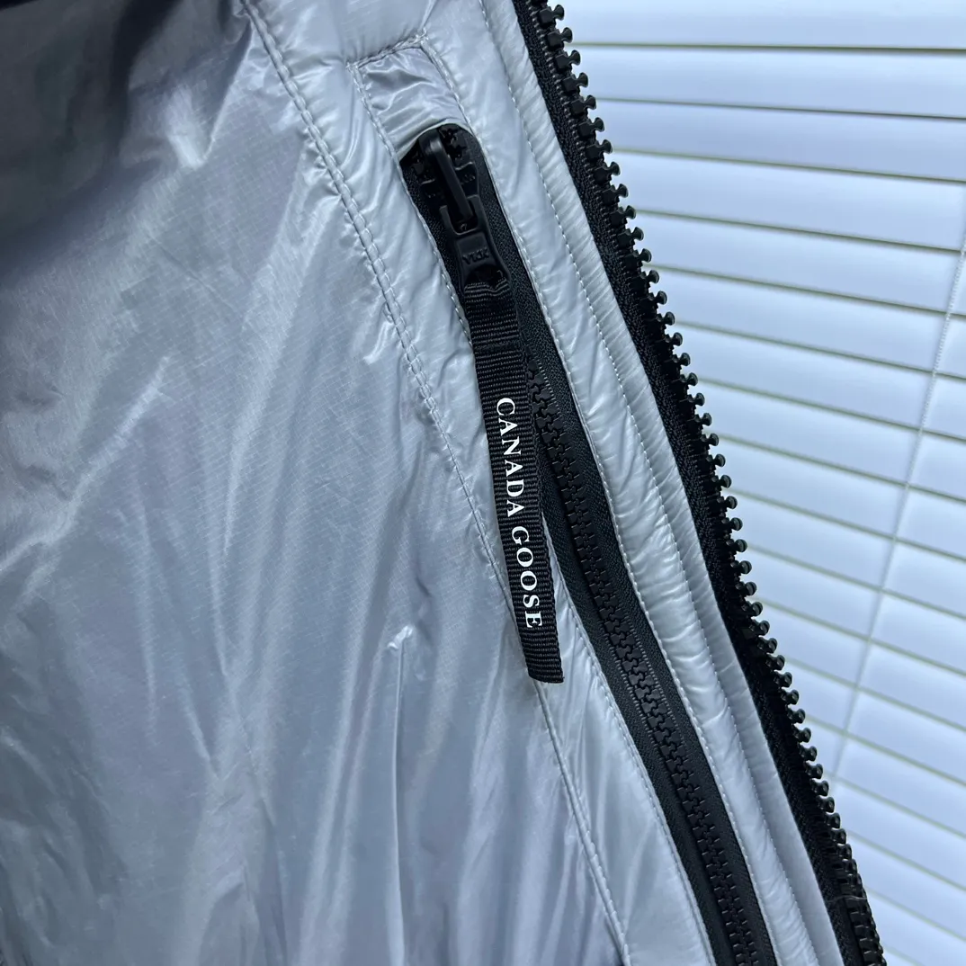 P820 ​​𝘾𝘼𝙉𝘼𝘿𝘼 𝙂𝙊𝙊𝙎𝙀/Canada Goose 2023 Limited New Crofton Puff Down Jacket Pure Guangzhou Inspection 80 White Duck Down Filling‼  Top version, ceiling level‼ Crofton soft bread, the latest style in 2023, has a cold protection effect of up to level 4. It is made of recycled Feather-Light tear-resistant fabric. It is ultra-light and has no weight on the upper body at all! The unique black label highlights your temperament‼  Canada Goose, a Canadian brand, has always been recognized as the warmest down jacket. Various Instagram celebrities, Internet celebrities, and celebrities often wear it for street photos. I do Canada Goose every year, but I still can’t get rid of my love for geese. No matter how cold the winter is, there is no need to be afraid, because there are geese! Filled with 80% white duck down, Canada Goose is the legendary warmest down jacket and is known as a must-have for Arctic outdoor sports! The most popular down jacket in the world, celebrities are rushing to buy it, it is a must-have! Same style for men and women Size: S~XXL